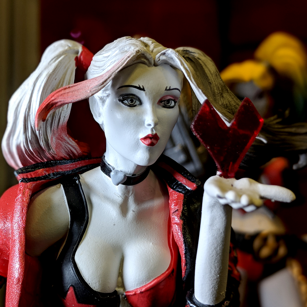 DC Direct Statue Harley Quinn Red Black and white by Stanley Lau 